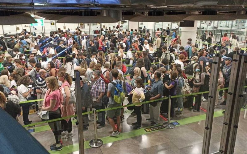 Drukke zomer verwacht bij de Spaanse luchthavens met lange rijen wachtende passagiers