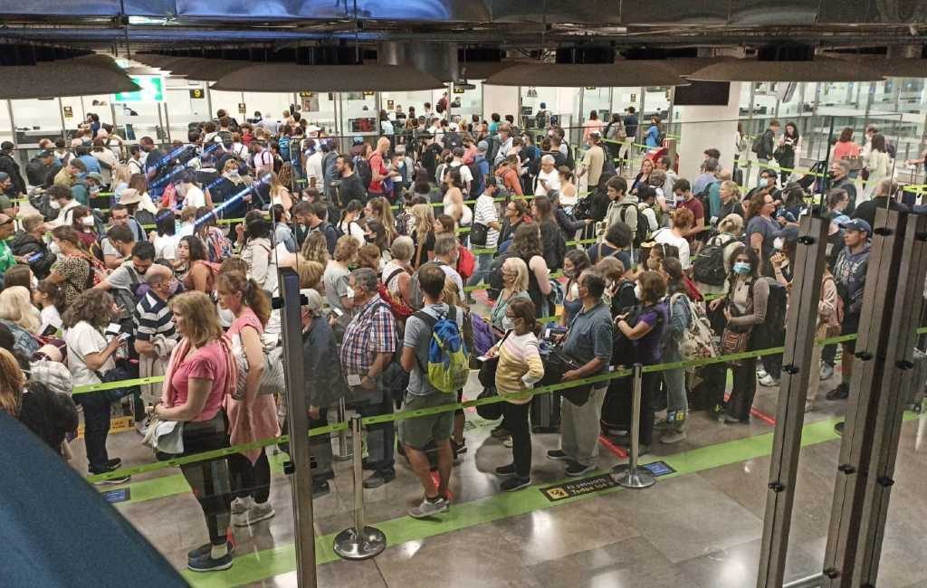 Drukke zomer verwacht bij de Spaanse luchthavens met lange rijen wachtende passagiers