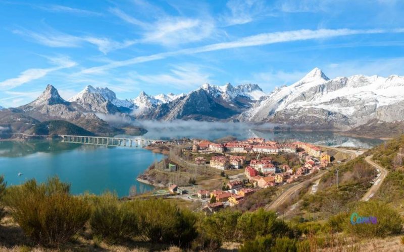 De ligging van dit dorp in Spanje lijkt op de fjorden in Noorwegen