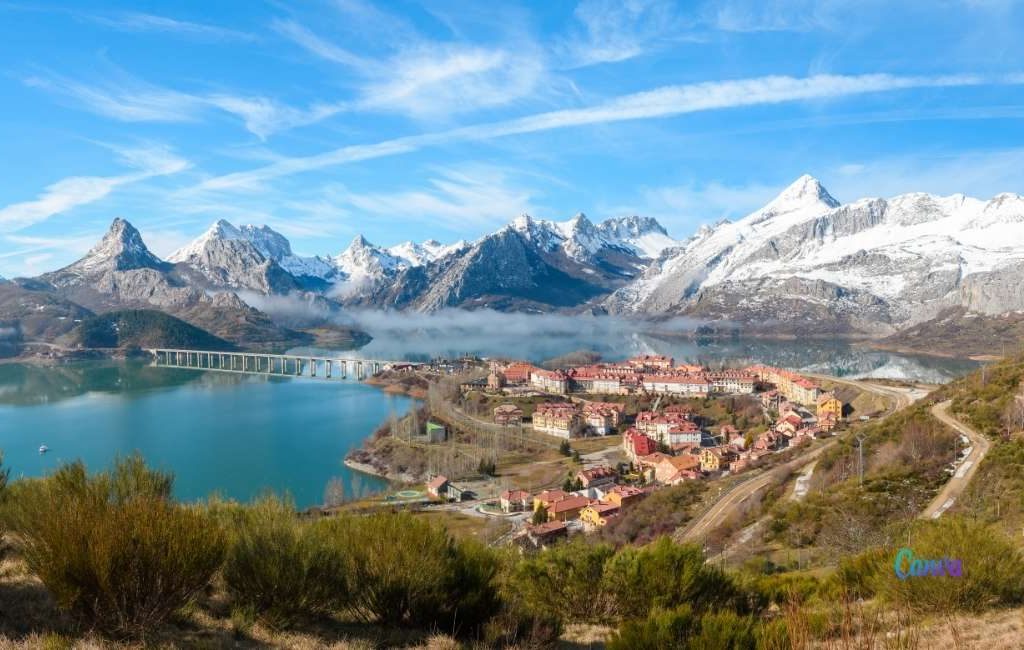 De ligging van dit dorp in Spanje lijkt op de fjorden in Noorwegen