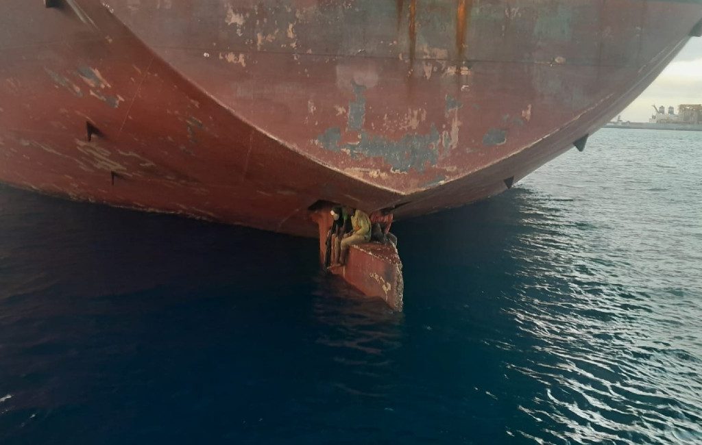 Drie jonge Afrikanen overleven 11-daagse tocht op zee op het roer van een olietanker
