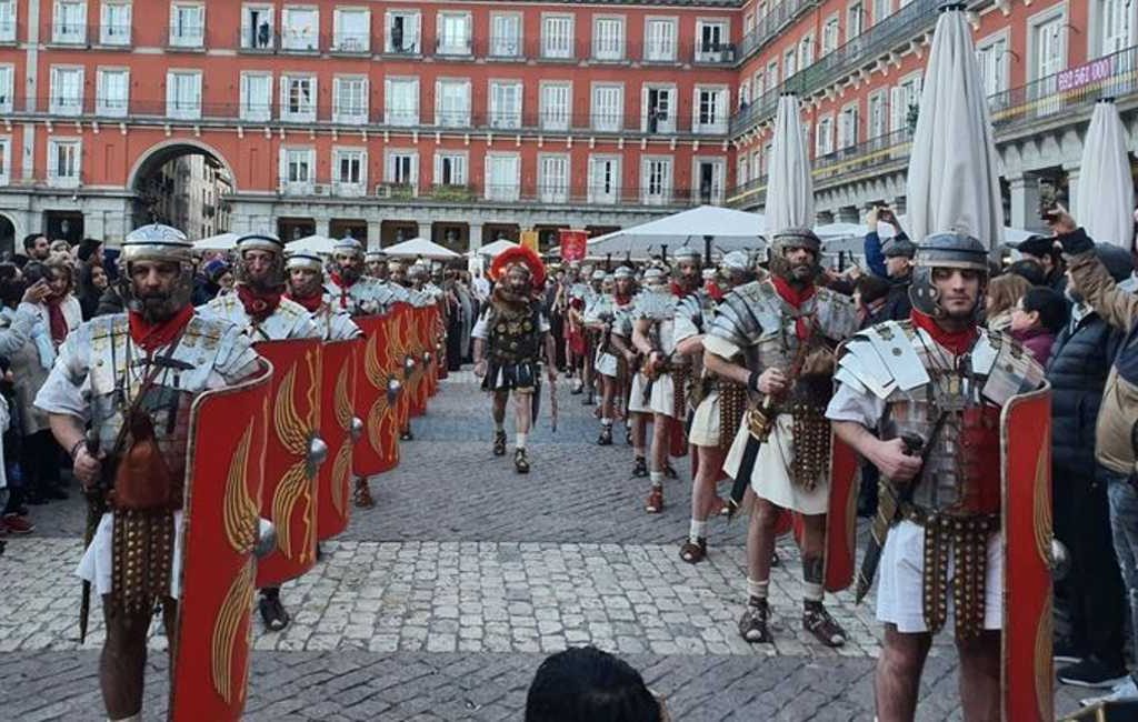 Een honderdtal Romeinse legionairs marcheerde in het centrum van Madrid
