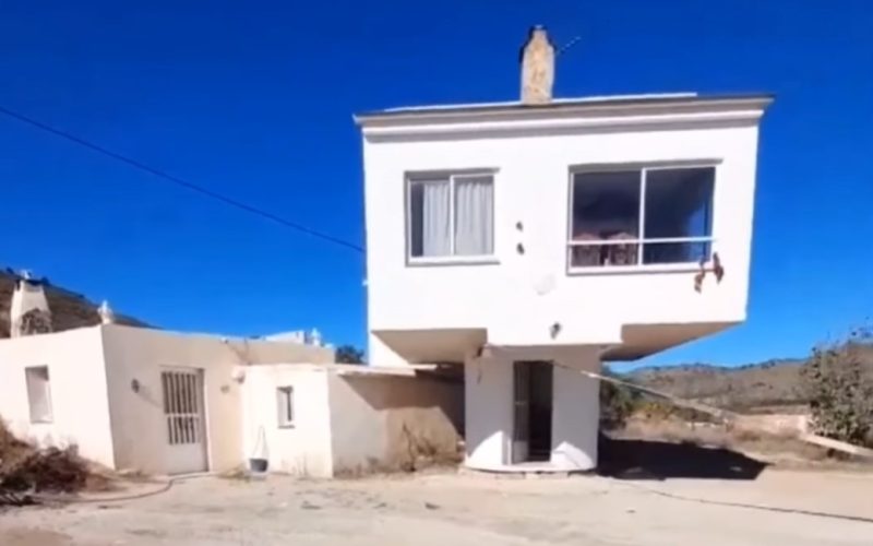 Metselaar bouwt een ronddraaiend huis in Almería