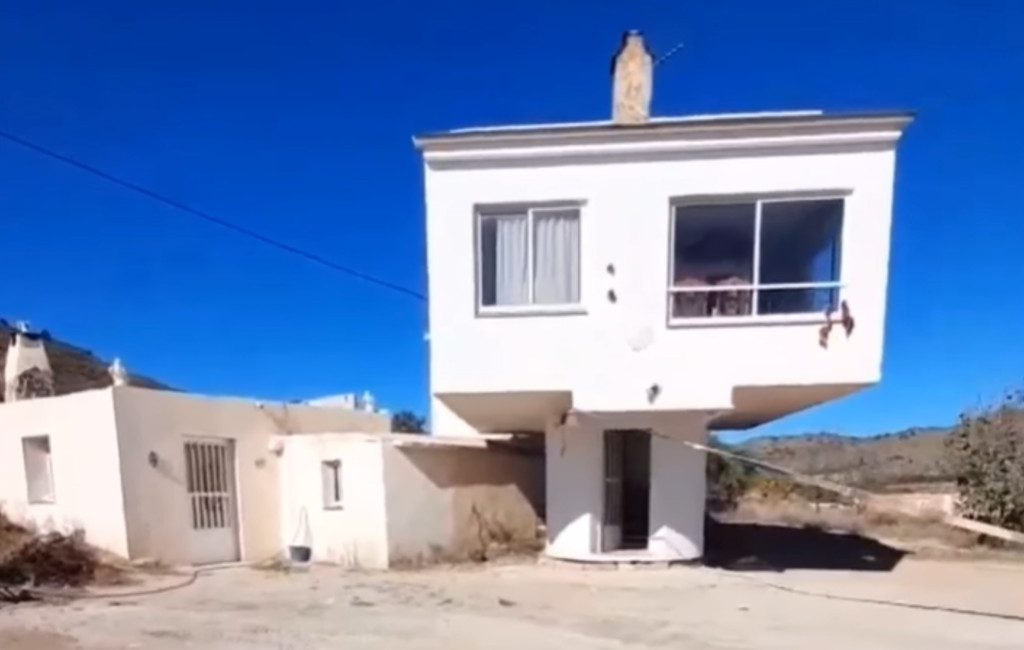 Metselaar bouwt een ronddraaiend huis in Almería