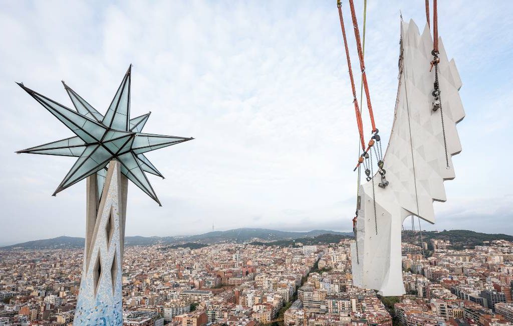 Sagrada Familia installeert toppen van de torens van Marcus en Lucas