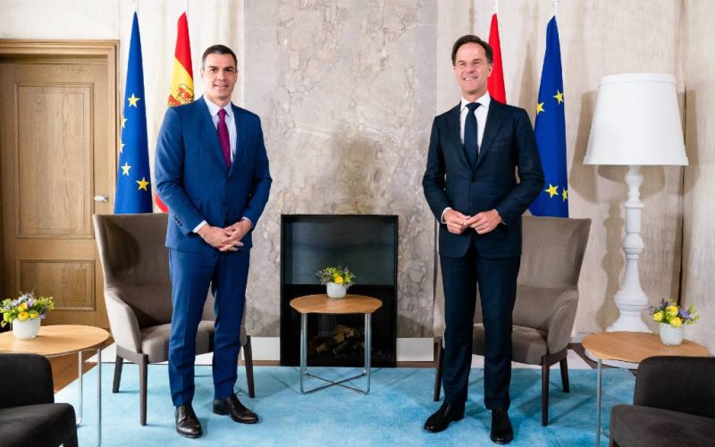 Spaanse premier Sánchez heeft onderonsje met Rutte