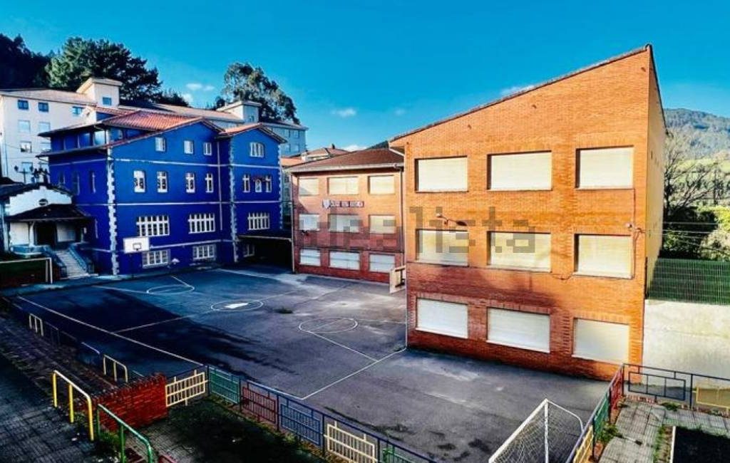 Te koop in Asturië een schoolgebouw omdat er geen leerlingen meer zijn