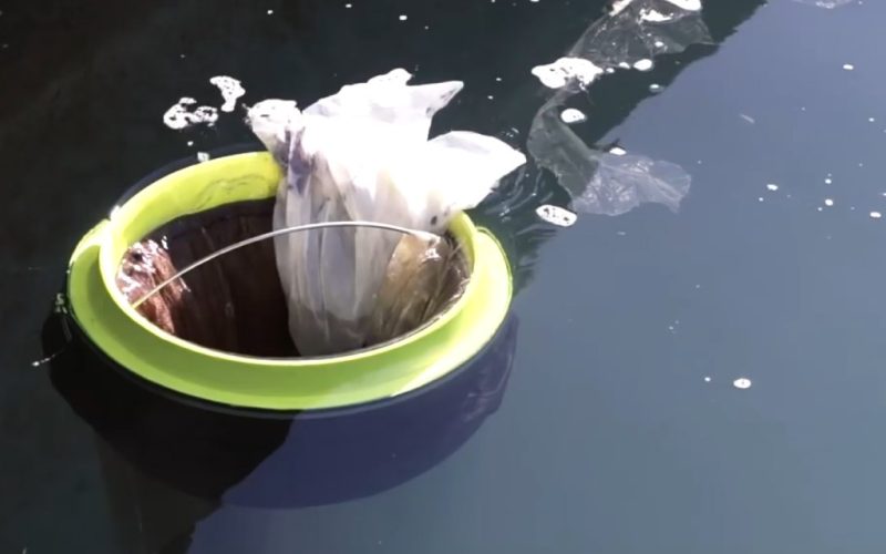 Drijvende vuilnisbak haalt afval weg uit de haven van Valencia
