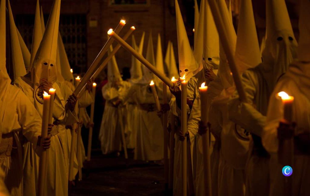 Waarom draagt men de opvallende puntmutsen tijdens de Semana Santa processies in Spanje?