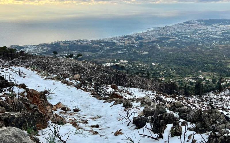Bergen in binnenland provincie Málaga bedekt met laag sneeuw