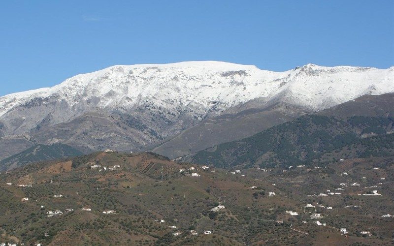 Sneeuw bedekt de hoogste toppen van de bergketens Tejeda en Almijara in Málaga