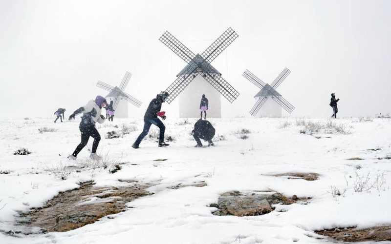 Sneeuw zorgt voor enorme chaos op veel plaatsen in Spanje