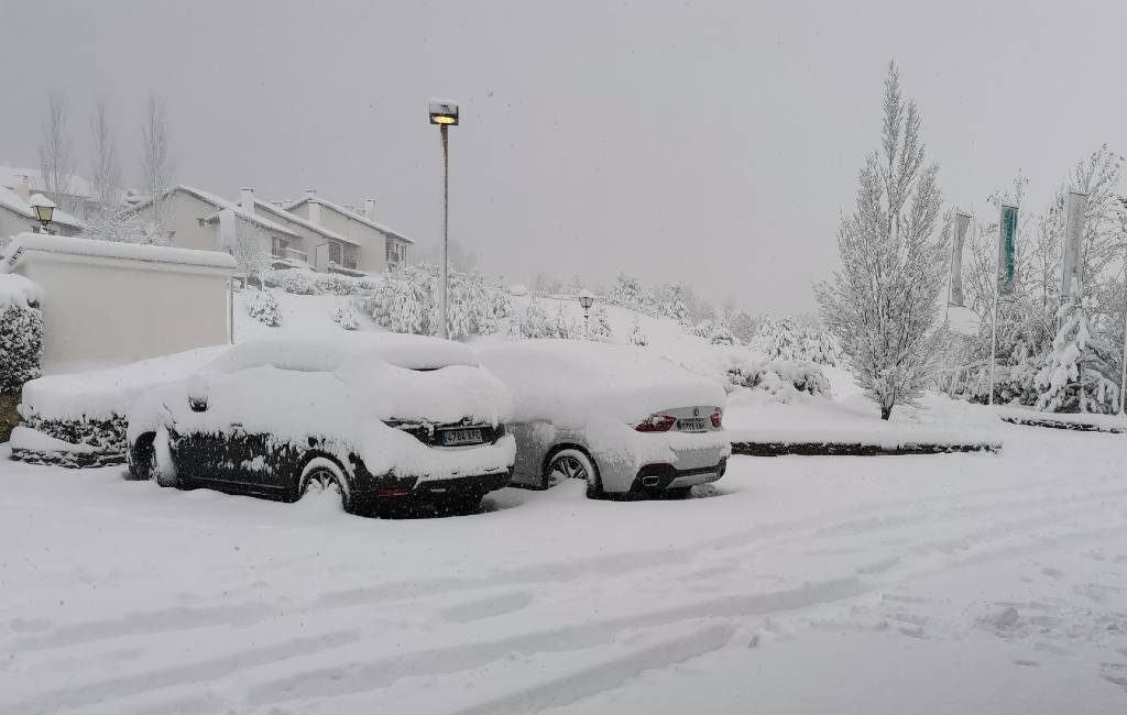 Problemen in de Spaanse Pyreneeën met onbegaanbare wegen en halve meter sneeuw op skipistes