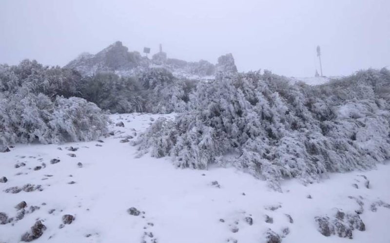De omgedraaide wereld met regen en sneeuw op de Canarische Eilanden en zon in noord Spanje