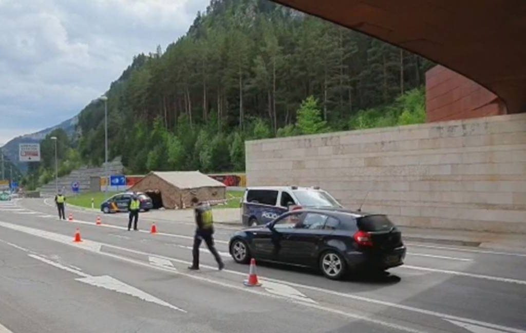 Politie vindt een paar kousen vol juwelen tijdens grenscontrole in Huesca