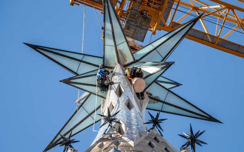 De Sagrada Familia in Barcelona heeft de ster op de toren van de Maagd Maria geplaatst