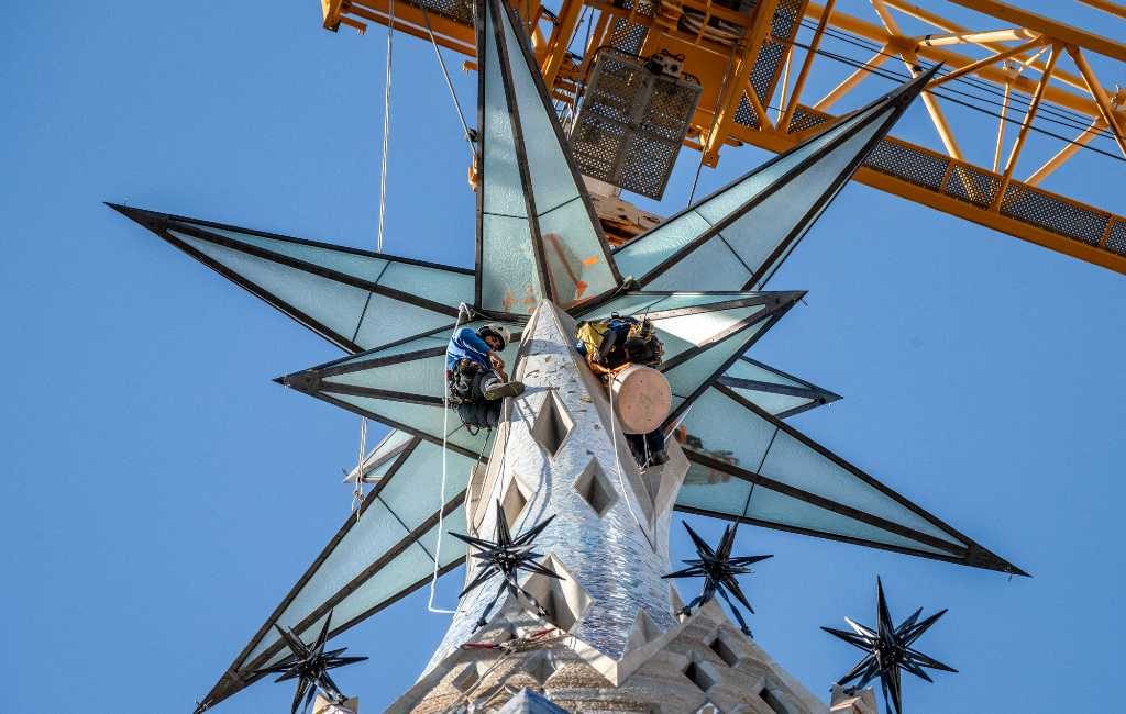 De Sagrada Familia in Barcelona heeft de ster op de toren van de Maagd Maria geplaatst