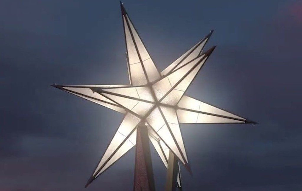 Toren van de Maagd Maria van de Sagrada Familia gekroond met verlichte ster
