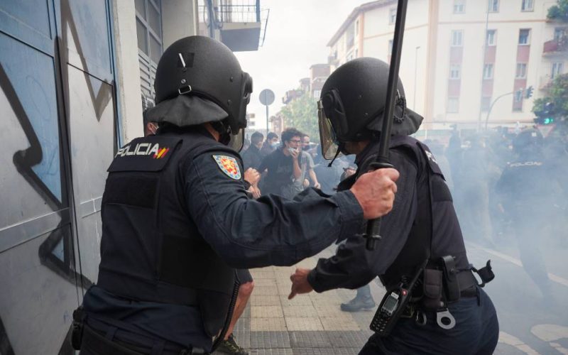 Agenten van de Spaanse Policía Nacional ontvangen 15.000 uitschuifbare wapenstokken