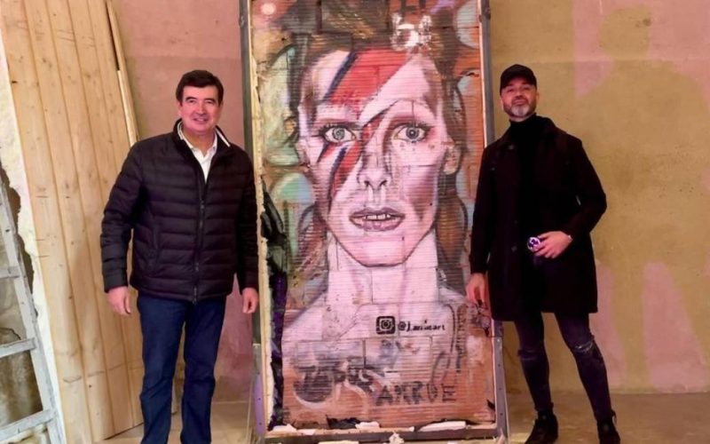 Eerste graffiti kunstwerk gered van sloop in Valencia: een afbeelding van David Bowie