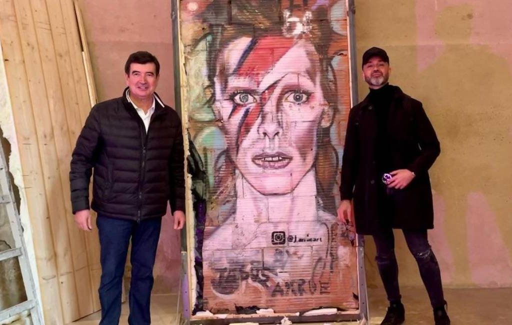 Eerste graffiti kunstwerk gered van sloop in Valencia: een afbeelding van David Bowie