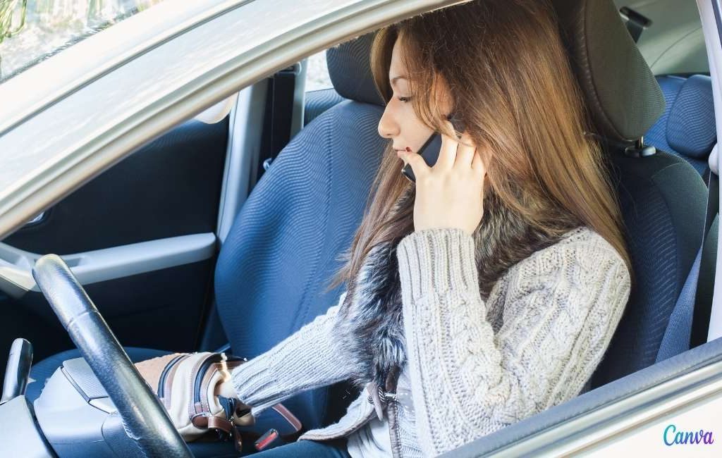 Spaanse verkeersdienst DGT verduidelijkt twijfel omtrent telefoongebruik in stilstaande auto