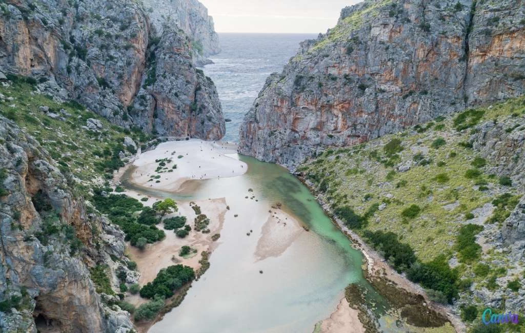 Het best bewaarde geheim van Mallorca: een strand tussen de kliffen waar elk jaar optredens plaatsvinden