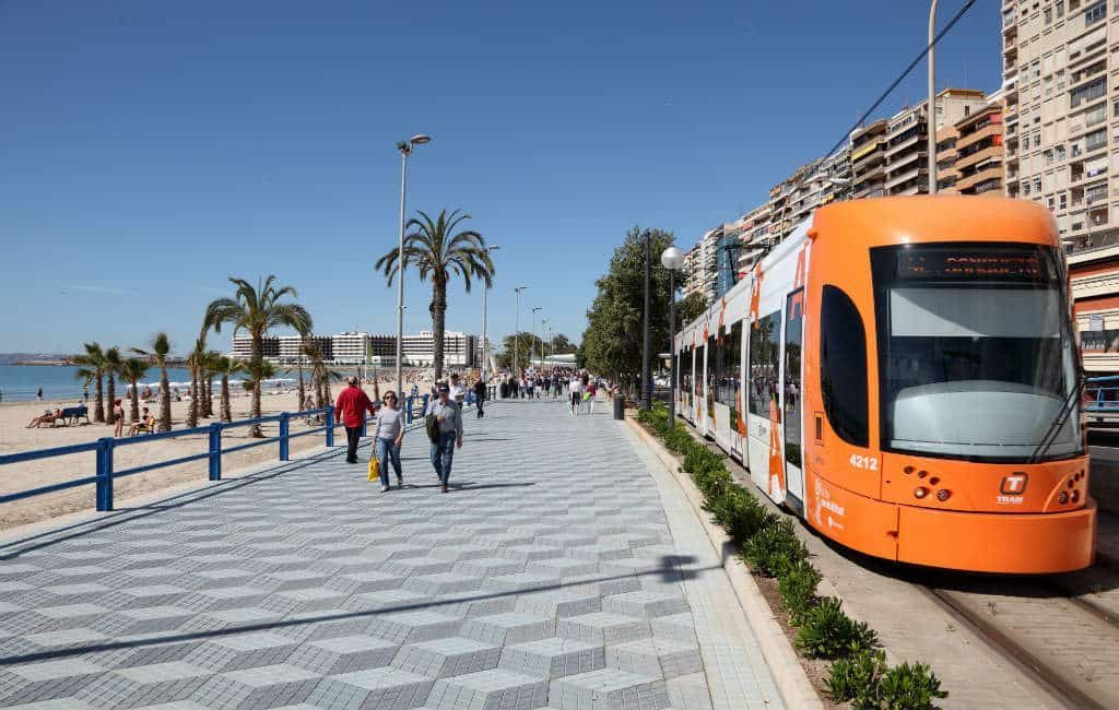 Gratis met de tram rijden langs de Costa Blanca op zondag is een succes