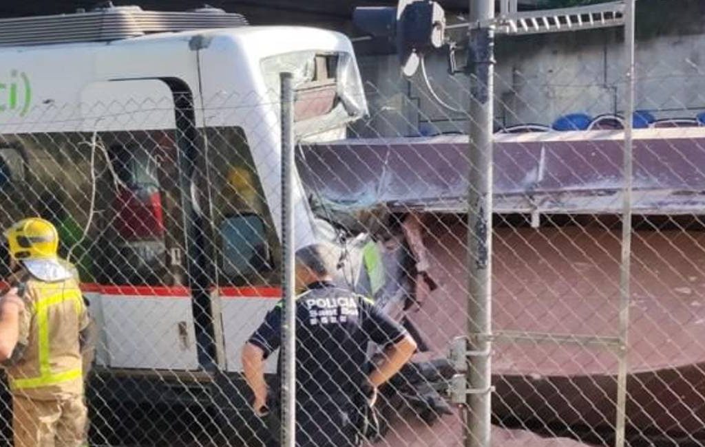 Een dode en 85 gewonden bij botsing tussen een passagiers- en goederentrein nabij Barcelona