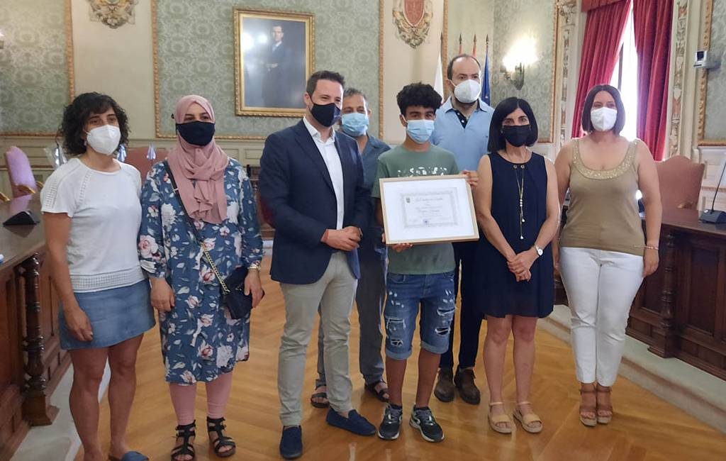 Gemeente Tudela erkent de jongen van 15 jaar die man uit de rivier Ebro redde