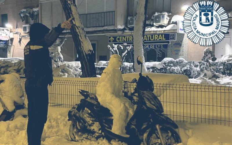 Politie Madrid bekeurt sneeuwpop voor het op een scooter zitten zonder helm