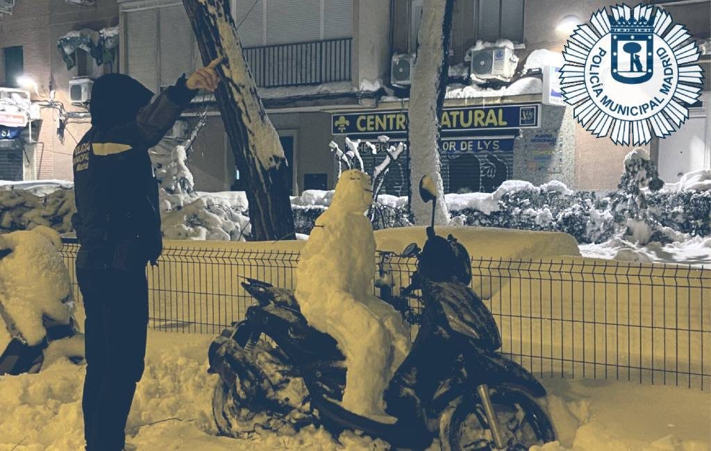 Politie Madrid bekeurt sneeuwpop voor het op een scooter zitten zonder helm