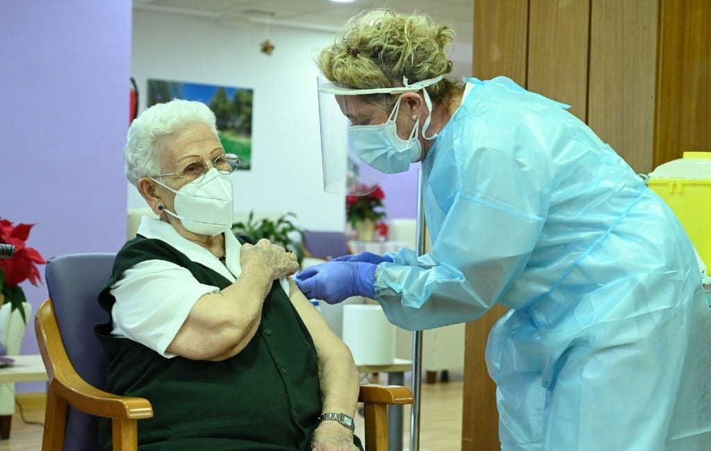 96-jarige Araceli geeft Spanje een beetje hoop na corona-vaccinatie