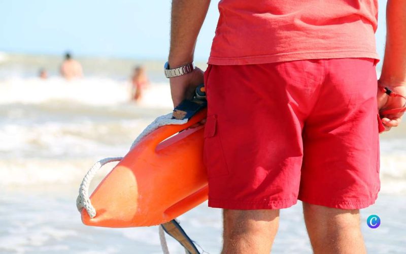 Een ‘menselijke ketting’ redt acht zwemmers bij strand in Cádiz