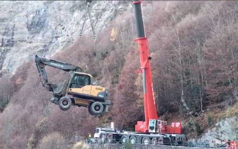 16 ton zware graafmachine bevrijdt van een brug in nationale park Ordesa in de Pyreneeën