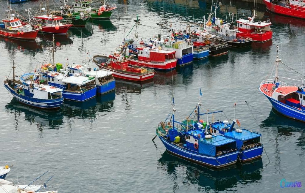 Spaanse vissers houden vloot in de haven door hoge brandstofprijzen