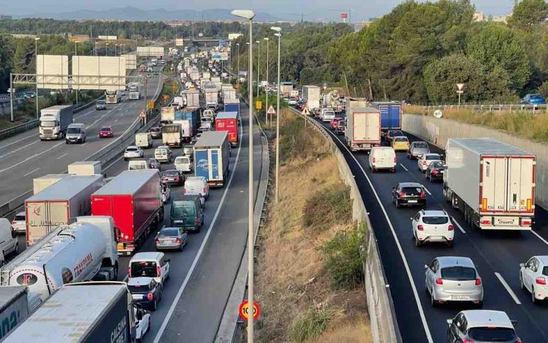Transportsector woedend vanwege rijverbod in weekenden op de AP-7 snelweg in Catalonië