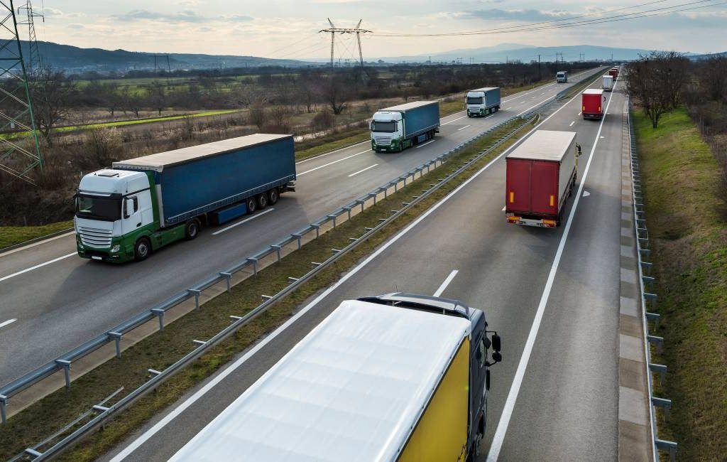 Vrachtwagens moeten op zondag rechts rijden en mogen niet inhalen in Catalonië
