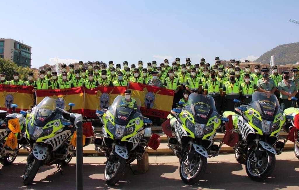 130 Guardia Civil agenten en 80 voertuigen begeleiden de Ronde van Spanje na start in Utrecht
