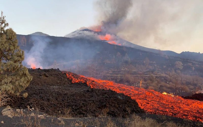 Derde week vulkaanuitbarsting La Palma met meer lava na instorten deel vulkaan