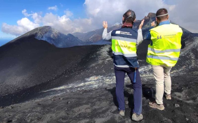 Toeristen bezoeken ongecontroleerd de Cumbre Vieja-vulkaan op La Palma