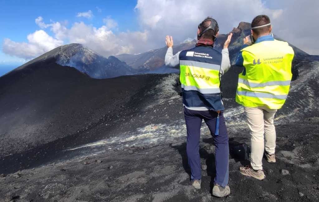 Toeristen bezoeken ongecontroleerd de Cumbre Vieja-vulkaan op La Palma