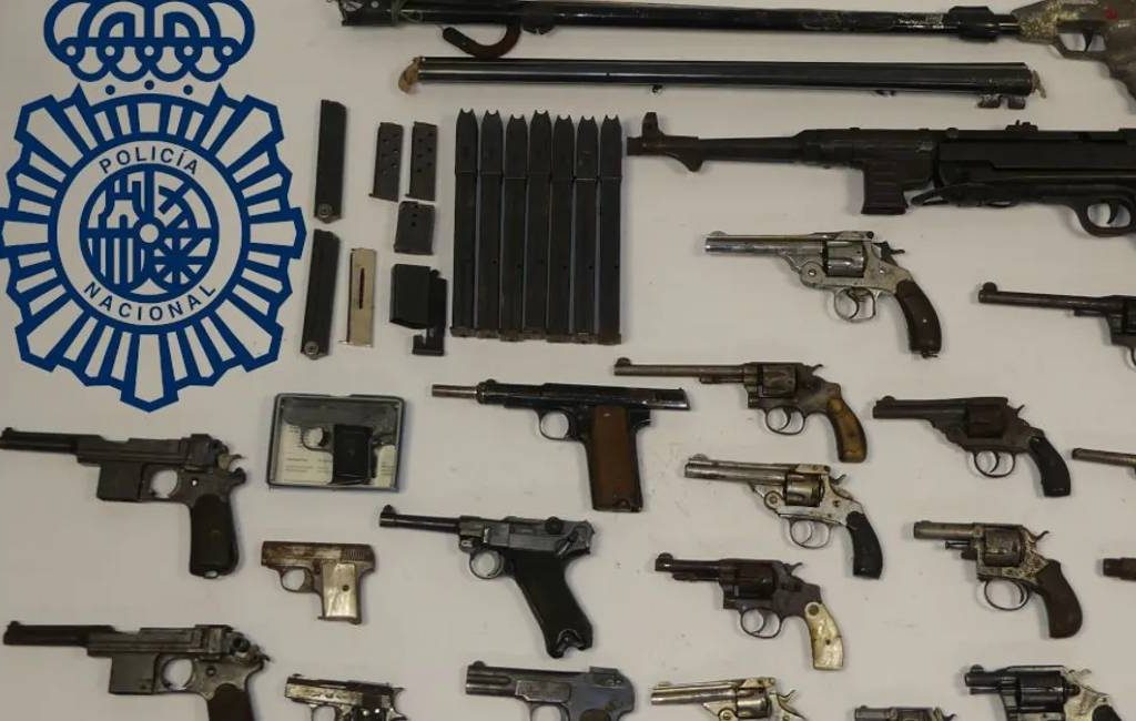 Tientallen wapens, munitie en explosieven in een opslagruimte in Vigo gevonden