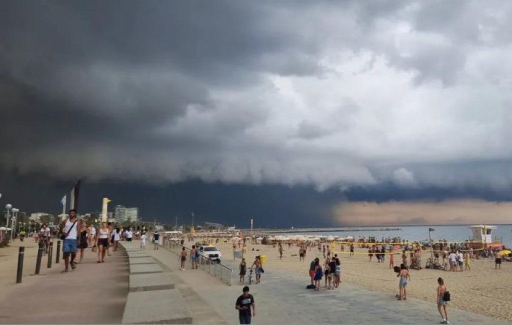 Strandgangers Barcelona op de vlucht voor storm en wervelwind