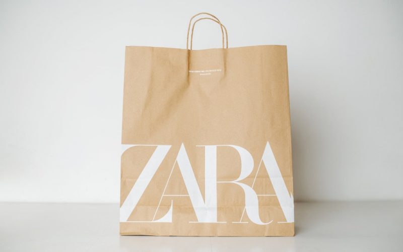 Klanten Spaanse Inditex-winkels zoals ZARA moeten 10 cent betalen voor papieren tas