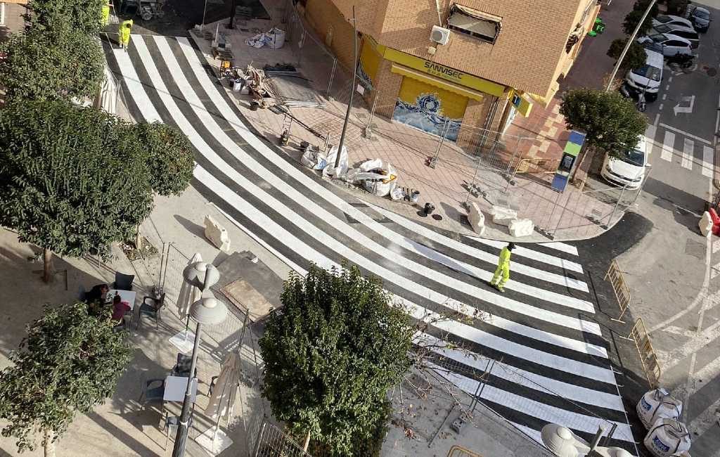 20 meter breed en krom zebrapad in een stad in provincie Alicante